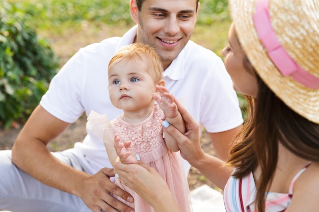 Cerca de la joven familia con la pequeña niña