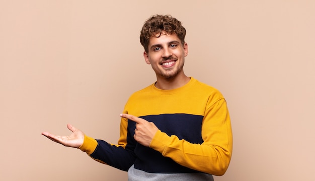 Cerca de joven feliz en el estudio