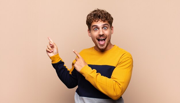 Cerca de joven feliz en el estudio