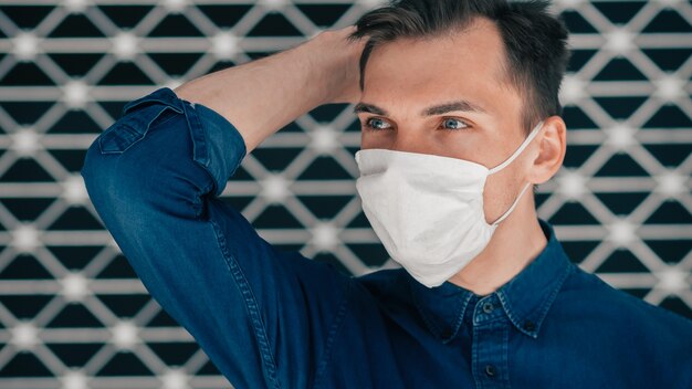 Foto de cerca. un joven moderno con una máscara protectora. concepto de protección de la salud