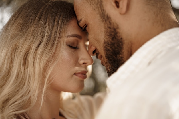 Cerca de la joven pareja de enamorados disfrutando de tiempo juntos al aire libre