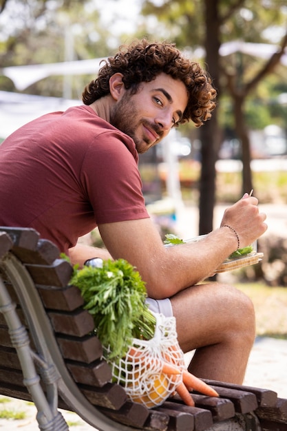 Foto cerca de joven tomando un descanso después de ir de compras