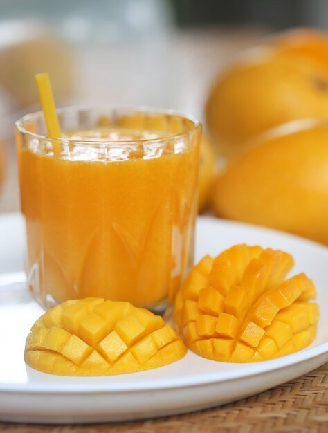 Foto cerca de jugo de mango con frutas en rodajas