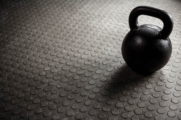 Foto cerca de un kettlebell en el gimnasio de crossfit