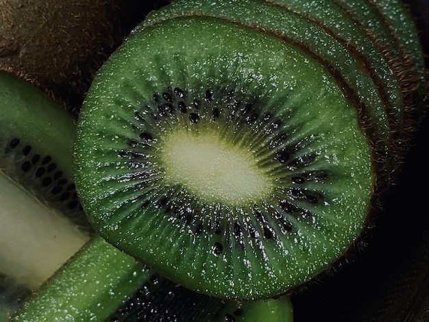 Cerca de un kiwi con una rodaja de kiwi