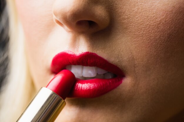 Cerca de labios con maquillaje en ellos