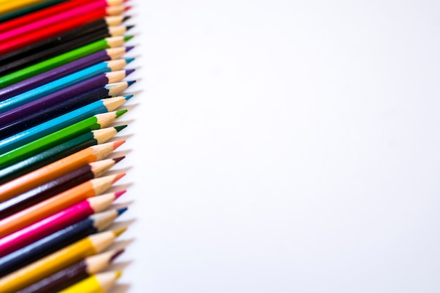 Cerca de lápices de colores sobre fondo blanco