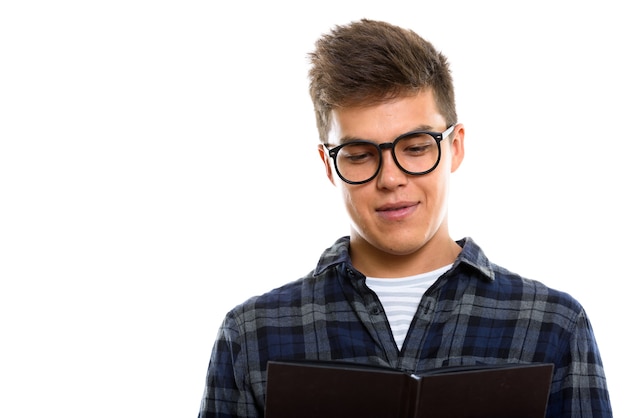 Foto cerca del libro de lectura de joven guapo