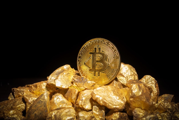 Cerca de lingotes de oro y bitcoin, concepto de criptomoneda financiera