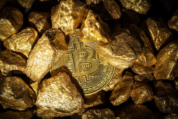 Cerca de lingotes de oro y bitcoin, concepto de criptomoneda financiera