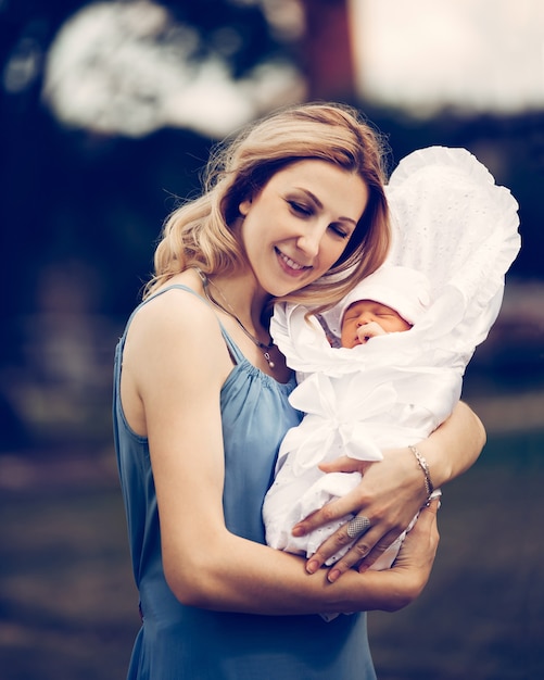 De cerca. una madre joven con un bebé recién nacido. el concepto de felicidad materna