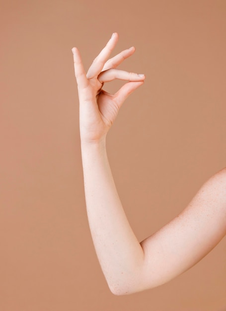 Foto cerca de una mano enseñando el lenguaje de señas