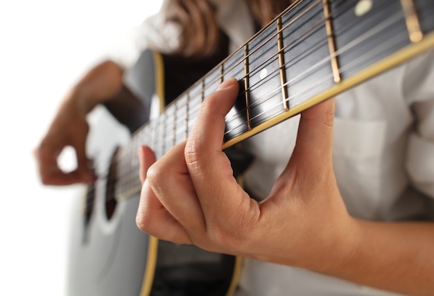 Cerca de la mano del guitarrista tocando la guitarra, disparo macro. Concepto de publicidad, afición, música, festival, entretenimiento. Persona que improvisa inspirada. Copyspace para insertar imagen o texto.