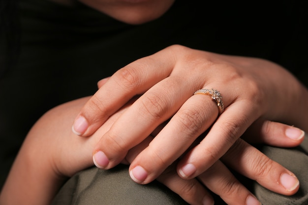 Cerca de la mano de la mujer con anillo de bodas