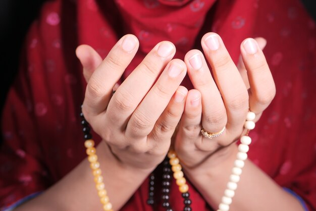 Cerca de la mano de las mujeres musulmanas rezando.