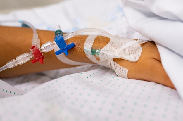 Foto cerca de la mano de un paciente en el hospital