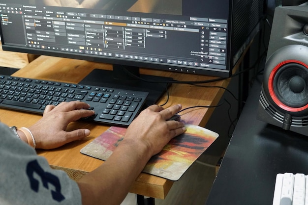 De cerca una mano de un personal gráfico están trabajando