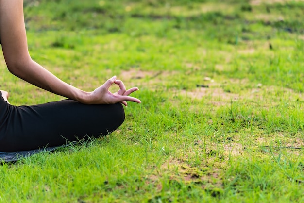 Cerca de la mano en una pose de meditación