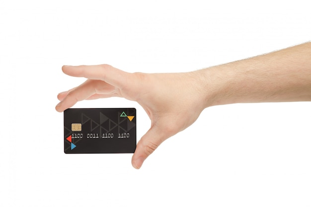 Cerca de una mano sujetando una tarjeta de crédito negra