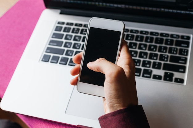 Cerca de la mano con un teléfono móvil