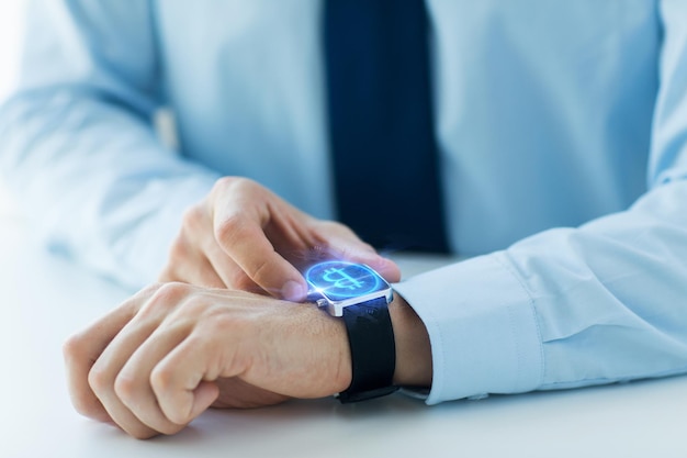 cerca de las manos con bitcoin en reloj inteligente