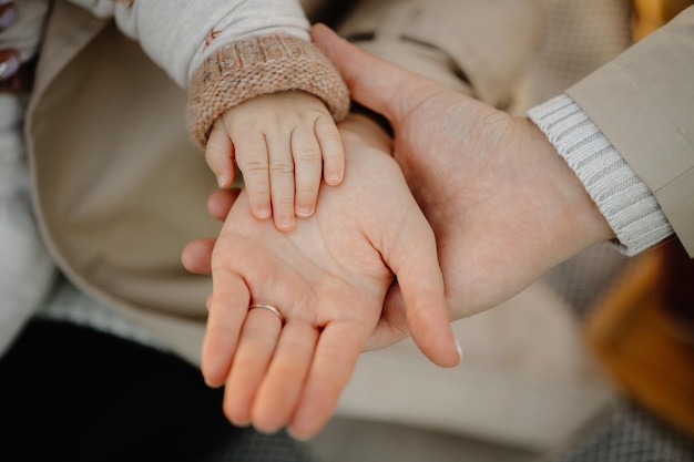 Cerca de manos cogidas de la mano, concepto de familia