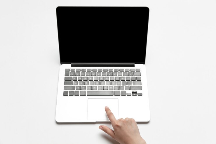 Foto cerca de manos humanas usando laptop aislado sobre fondo blanco. vista superior. copyspace, pantalla en blanco. navegar, comprar online, desplazarse, apostar, trabajar. concepto de educación y negocios.