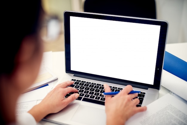 Foto cerca de las manos de una mujer en un teclado.