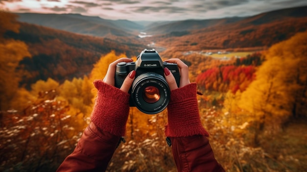 Cerca de manos sosteniendo una cámara vintage tomando una foto de un hermoso paisaje tomado desde atrás