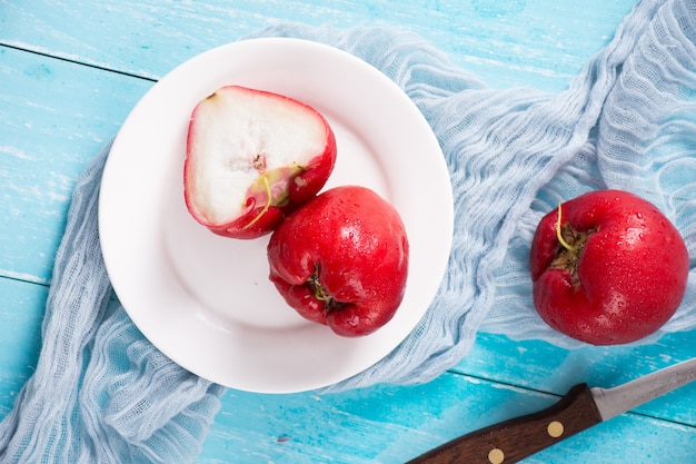 Foto cerca de manzanas frescas cortadas por la mitad