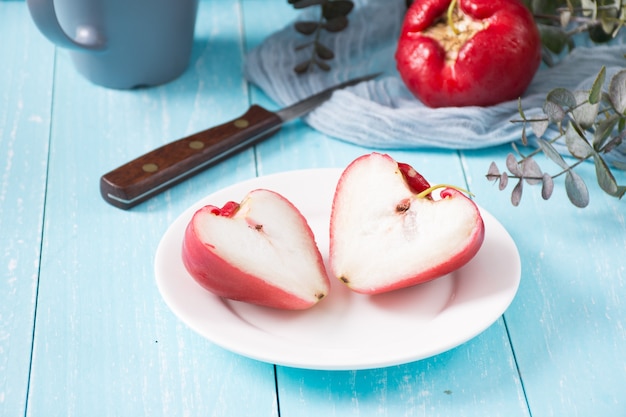 Cerca de manzanas frescas cortadas por la mitad