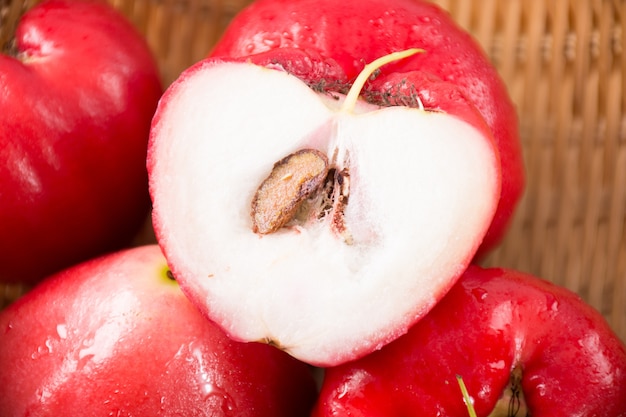 Foto cerca de manzanas frescas cortadas por la mitad