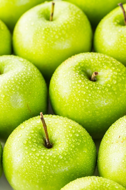 Cerca de manzanas orgánicas Granny Smith.