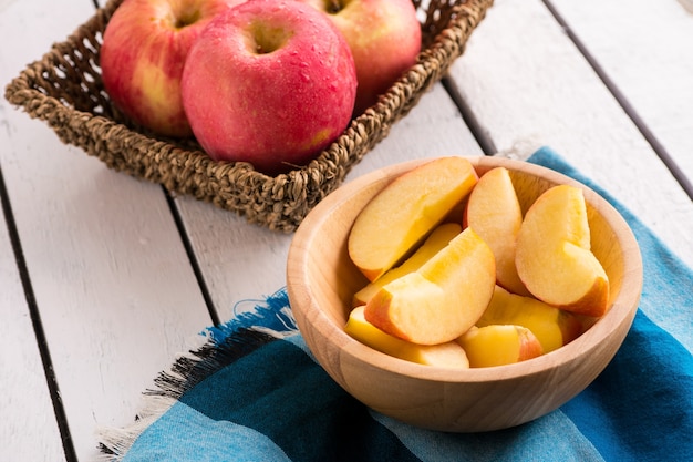 Cerca de manzanas rojas en la mesa de madera