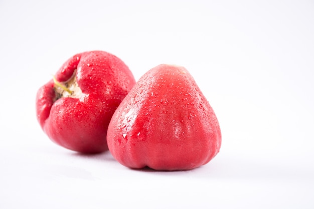 Foto cerca de manzanas rosas frescas aisladas