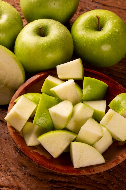 Cerca de manzanas verdes maduras en la mesa.