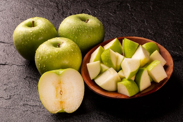 Cerca de manzanas verdes maduras en la mesa.