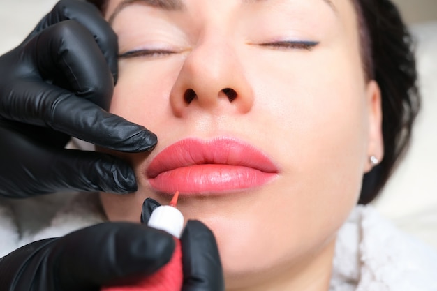 Cerca de maquillaje de labios permanente