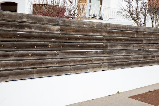 Cerca marrón oscuro de madera de la fachada de la puerta del suburbio