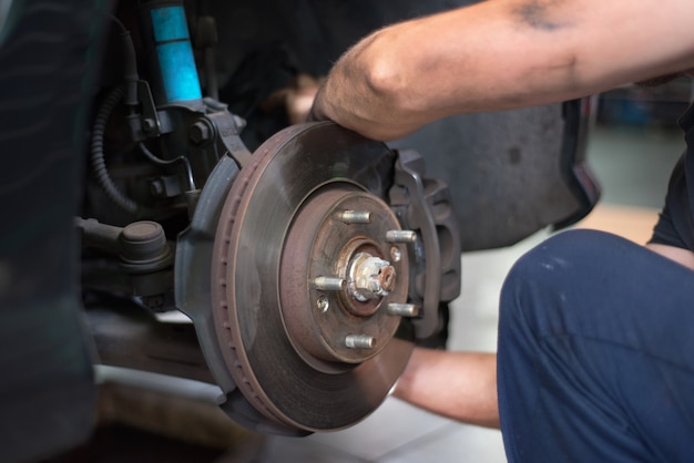 Cerca del mecánico de automóviles reparar pastillas de freno