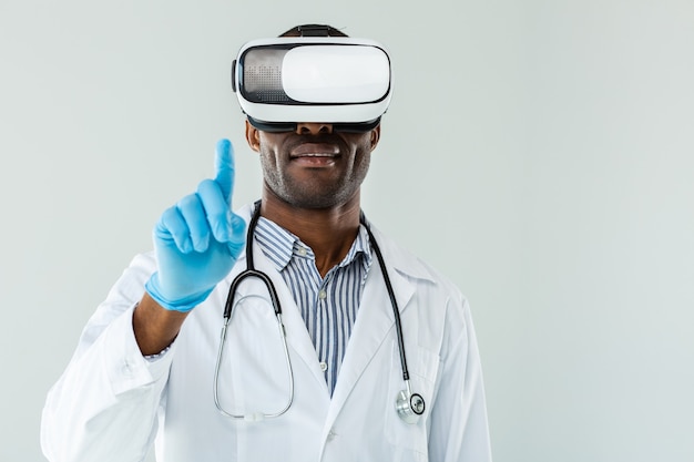 Cerca de médico afroamericano profesional involucrado en realidad virtual