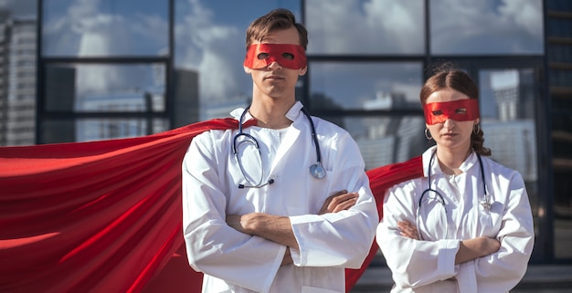 Foto de cerca. los médicos son superhéroes parados en una calle de la ciudad. foto con espacio de copia.