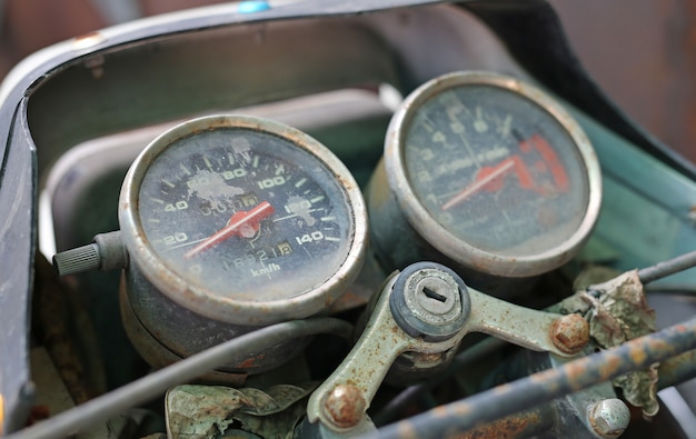 Cerca de medidor de velocidad de motocicleta vintage