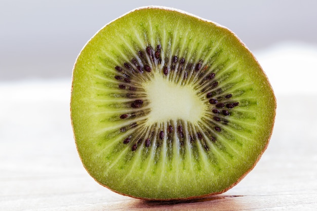 Cerca de medio kiwi