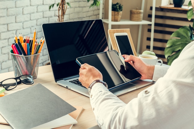 Cerca de una mesa de trabajo de un empresario con laptop