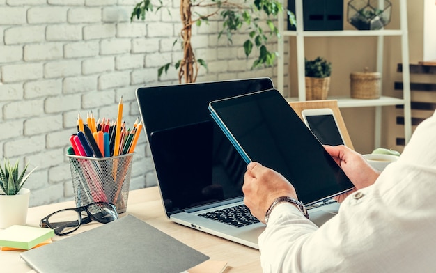 Cerca de una mesa de trabajo de un empresario con portátil