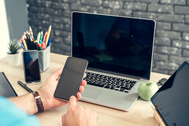 Cerca de una mesa de trabajo de un empresario con portátil