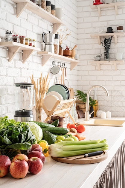 Foto cerca de la mesa con verduras en la cocina