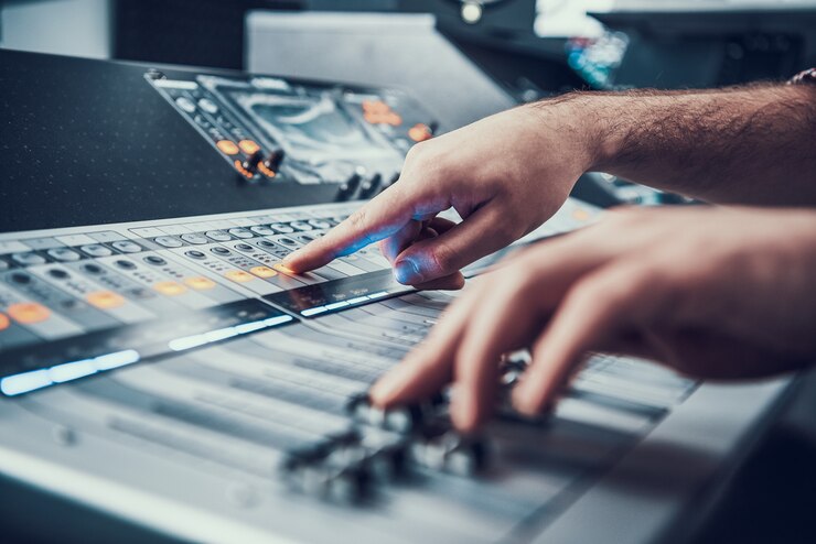 Foto de cerca. mezclador en estudio de sonido de productor de sonido.