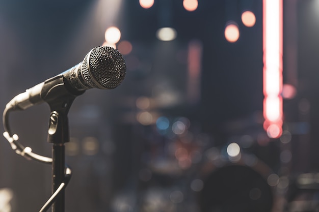 Cerca de un micrófono en un escenario de conciertos con una hermosa iluminación.